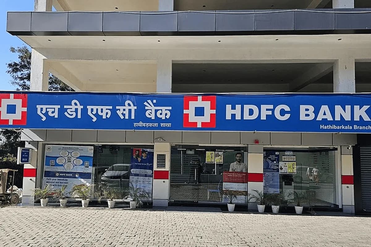 FIIs Offload 48 Crore HDFC Bank Shares as Stock Falls 26 Percent in March Quarter